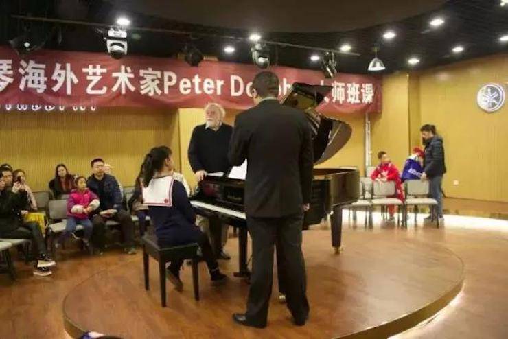 【回顾】MG不朽情缘官网海外艺术家Peter Donohoe成都雅音大师班讲座活动圆满落幕！